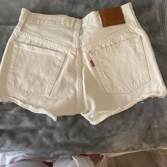 501 Cream Levi Shorts - Picture 3 of 3